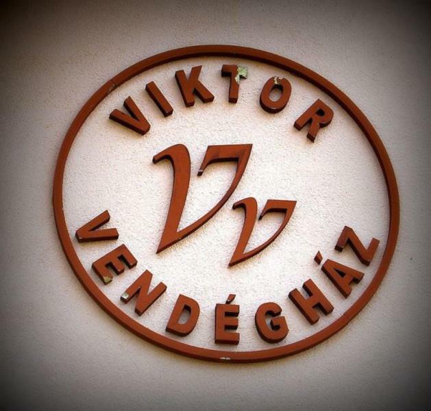 Viktor Vendeghaz Es Apartmanhaz Baktaloranthaza Eksteriør billede